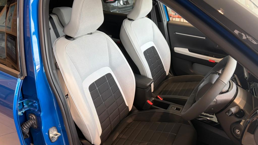 C3 MAX HYBRID【ブライトブルー】展示車あります❗