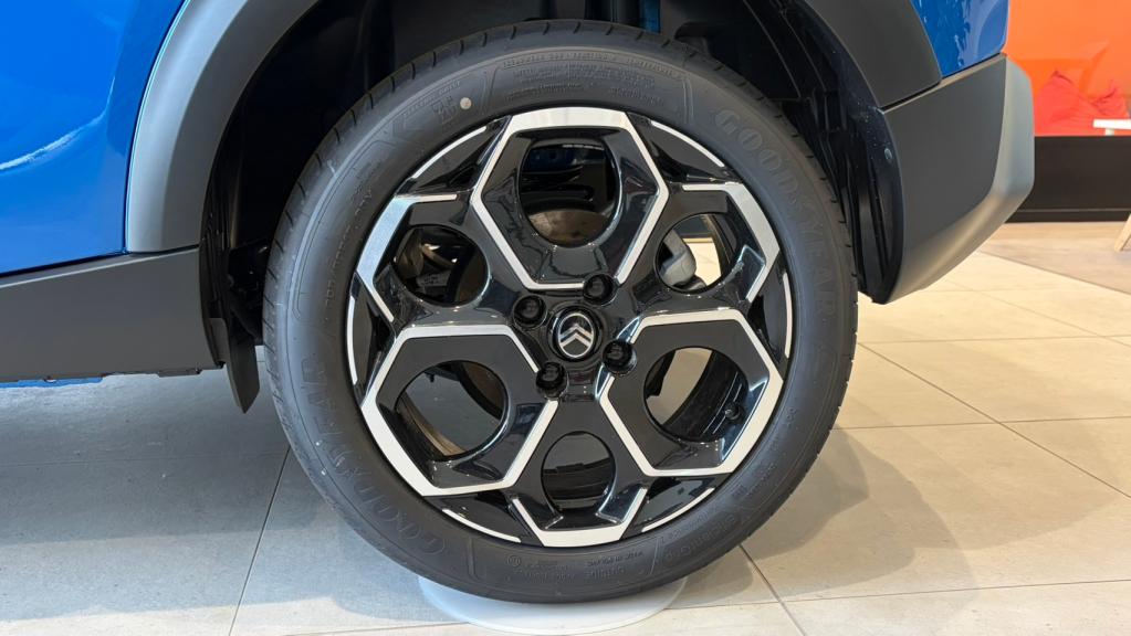 C3 MAX HYBRID【ブライトブルー】展示車あります❗